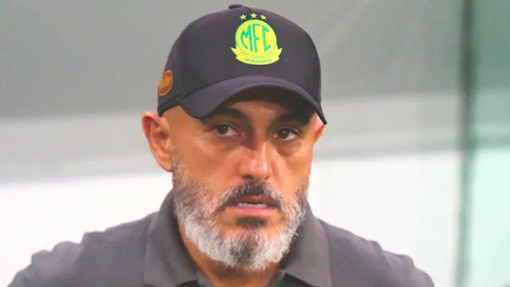 Rafael Guanaes tecnico do Mirassol durante partida contra o Athletico-PR no estadio Arena da Baixada pelo campeonato Brasileiro A 2026. Foto: Gabriel Machado/AGIF