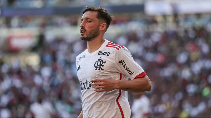 Vina jogador do Flamengo durante partida contra o Vasco no estadio Maracana pelo campeonato Brasileiro A 2024. Foto: Thiago Vasconcelos Dos Santos/AGIF