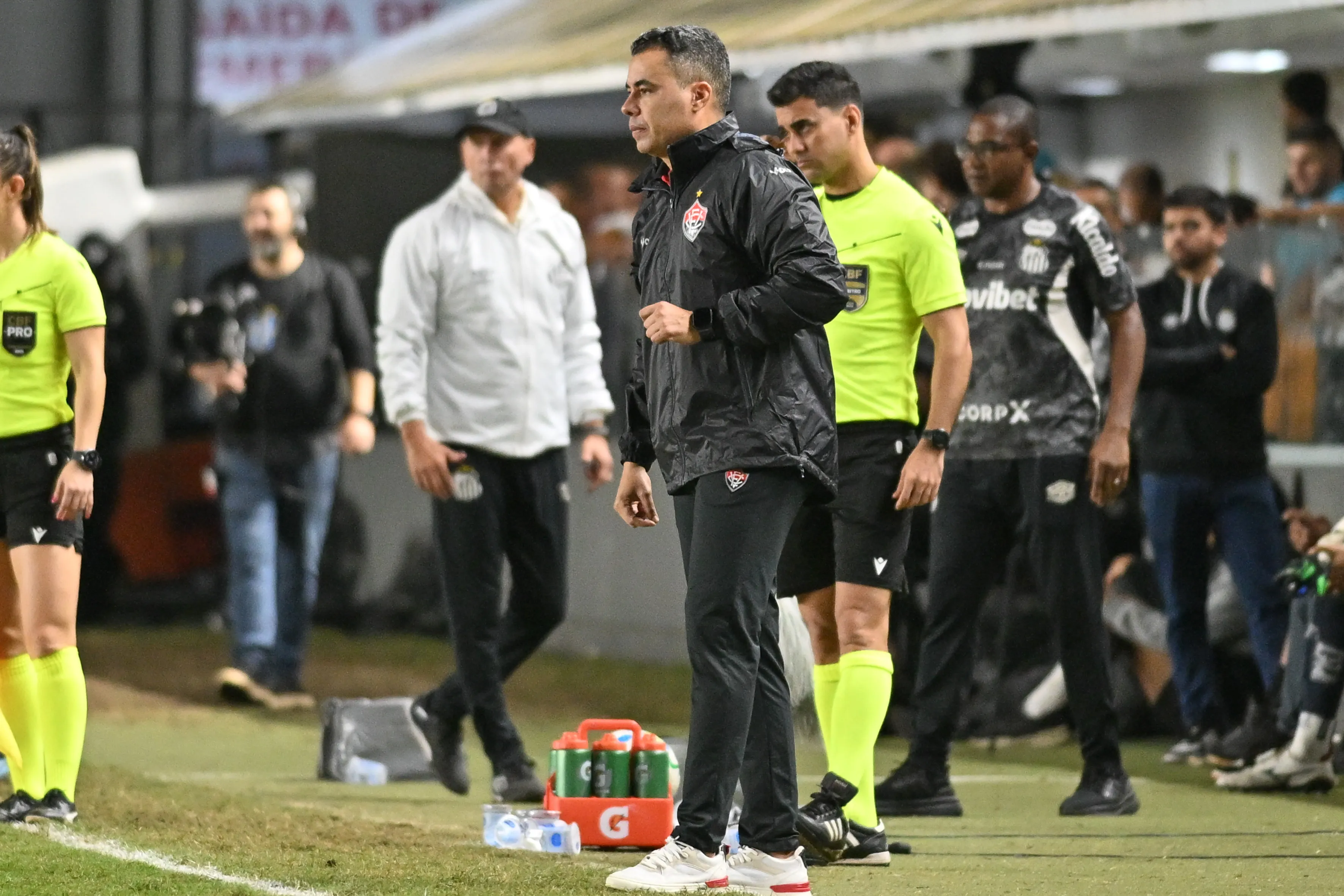 Jair Ventura tecnico do Vitoria durante partida contra o Santos no estadio Vila Belmiro pelo campeonato Brasileiro A 2026. Foto: Jota Erre/AGIF