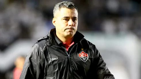 Jair Ventura tecnico do Vitoria durante partida contra o Santos no estadio Vila Belmiro pelo campeonato Brasileiro A 2026. Foto: Mauricio De Souza/AGIF