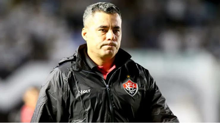 Jair Ventura tecnico do Vitoria durante partida contra o Santos no estadio Vila Belmiro pelo campeonato Brasileiro A 2026. Foto: Mauricio De Souza/AGIF