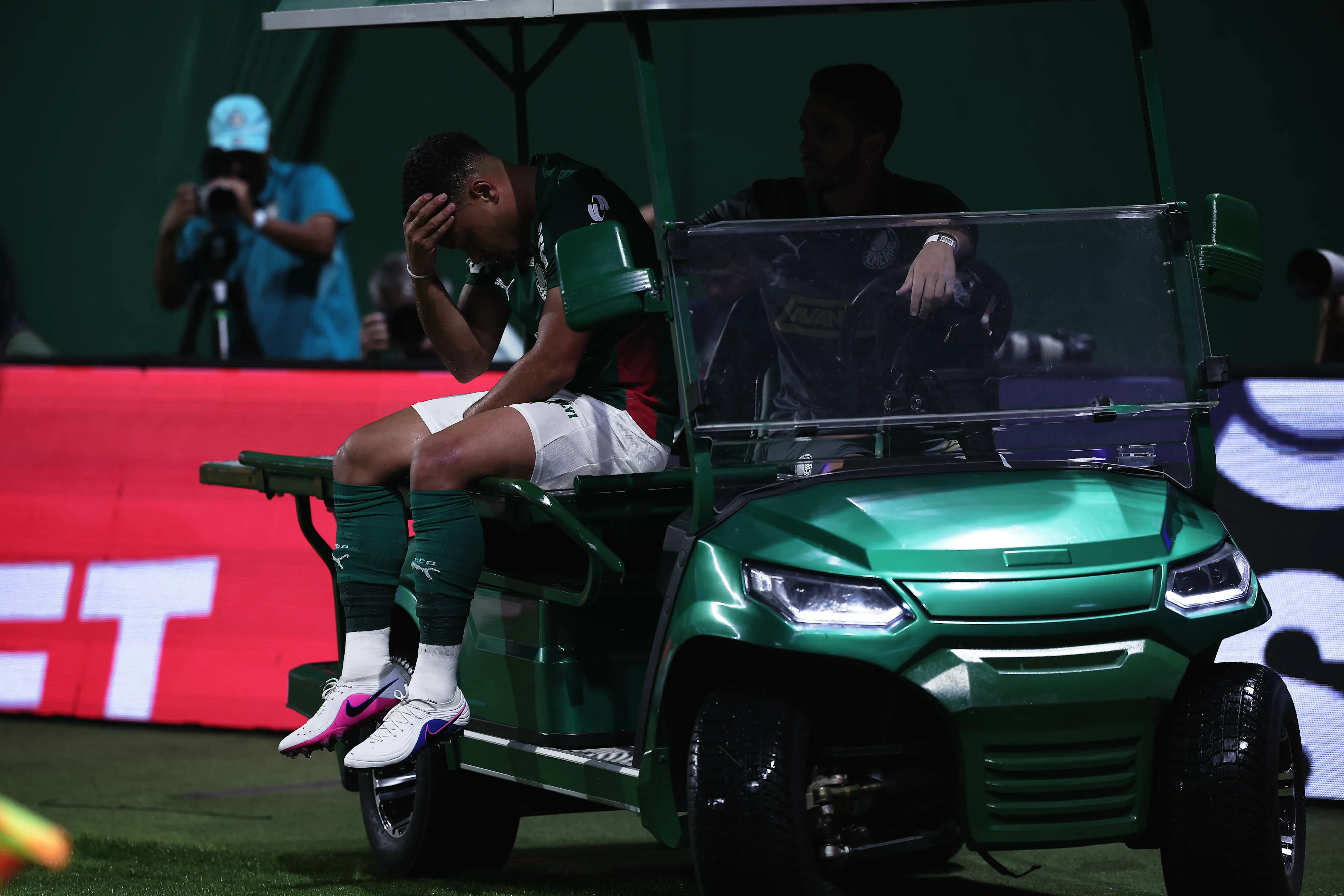 Vitor Roque jogador do Palmeiras sente lesao e e substituido apos sofrer falta durante partida contra o Jacuipense no estadio Arena Allianz Parque pelo campeonato Copa Do Brasil 2026. Foto: Ettore Chiereguini/AGIF