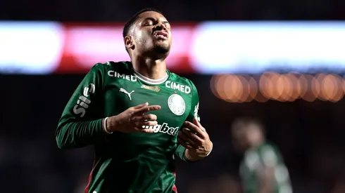 Vitor Roque não terá férias no Palmeiras enquanto trata lesão