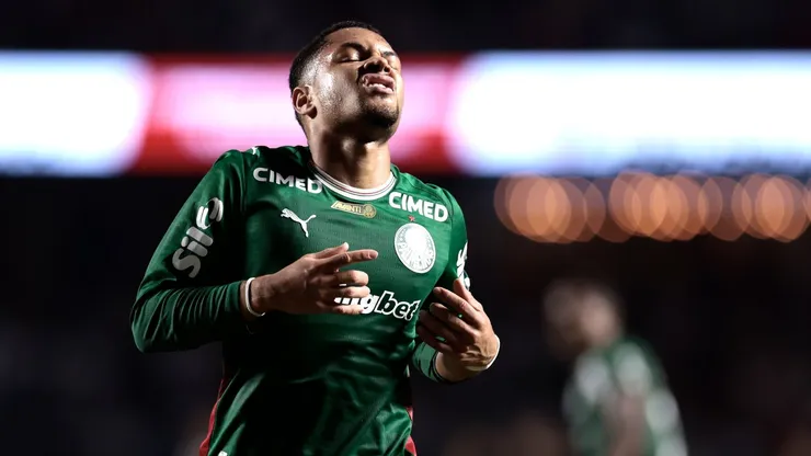Vitor Roque não terá férias no Palmeiras enquanto trata lesão