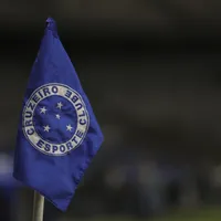 Torcedor do Cruzeiro morre ao cair de ônibus após jogo
