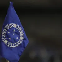 Torcedor do Cruzeiro morre ao cair de ônibus após jogo