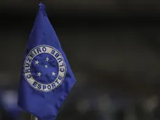 Torcedor do Cruzeiro morre ao cair de ônibus após jogo