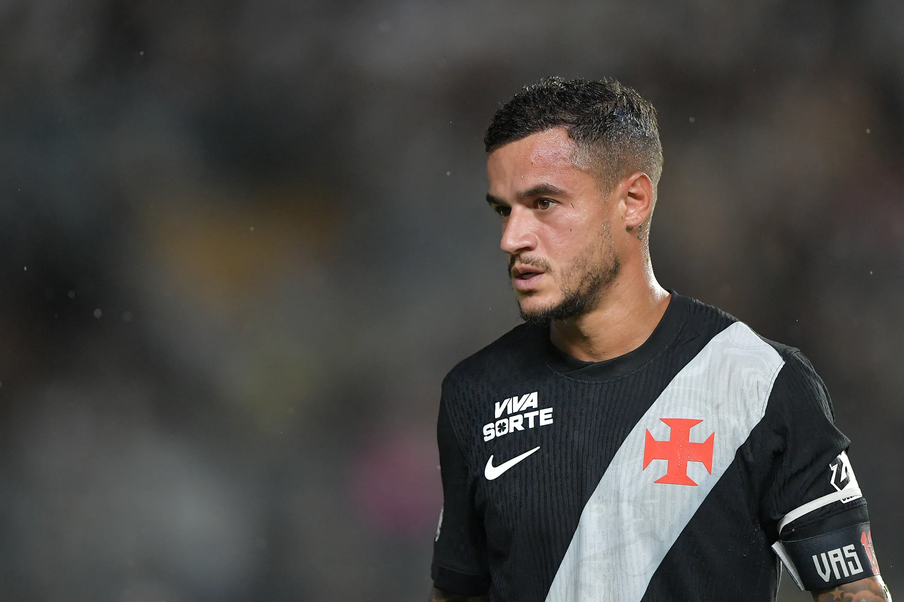 Coutinho jogador do Vasco durante partida contra o Chapecoense no estadio Sao Januario pelo campeonato Brasileiro A 2026. Foto: Thiago Ribeiro/AGIF