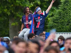 Festa do PSG vira caos e deixa França em alerta