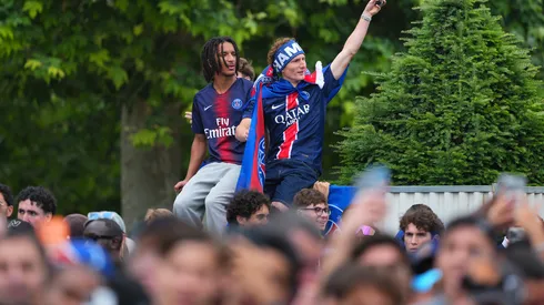 Torcedores do Paris Saint-Germain comemoram a vitória do Paris Saint-Germain na final da Liga dos Campeões da UEFA durante o desfile do troféu do Paris Saint-Germain em 31 de maio de 2026 em Paris, França. (Foto: Franco Arland/Getty Images)