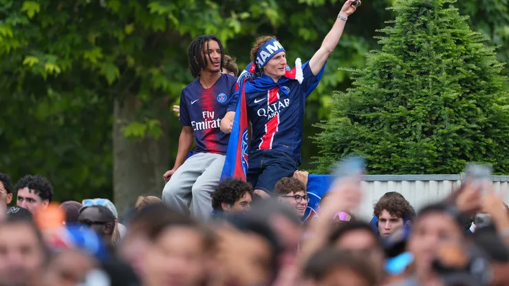 Torcedores do Paris Saint-Germain comemoram a vitória do Paris Saint-Germain na final da Liga dos Campeões da UEFA durante o desfile do troféu do Paris Saint-Germain em 31 de maio de 2026 em Paris, França. (Foto: Franco Arland/Getty Images)