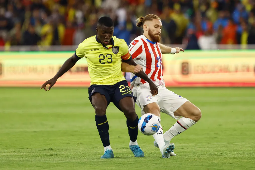 Moises Caicedo, do Equador, e Isidro Pitta, do Paraguai, lutam pela bola durante a partida das Eliminatórias Sul-Americanas da Copa do Mundo da FIFA 2026 entre Equador e Paraguai, no Estádio Rodrigo Paz Delgado, em 10 de outubro de 2024, em Quito, Equador. (Foto de Franklin Jacome/Getty Images)