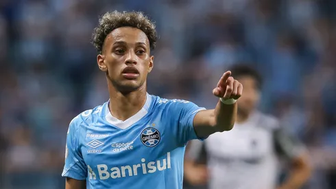 Bitello jogador do Grêmio durante partida contra o Atlético-MG no estádio Arena do Grêmio pelo campeonato Brasileiro A 2023. Foto: Pedro H. Tesch/AGIF