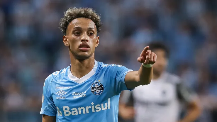 Bitello jogador do Grêmio durante partida contra o Atlético-MG no estádio Arena do Grêmio pelo campeonato Brasileiro A 2023. Foto: Pedro H. Tesch/AGIF