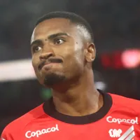 "Tudo mentira", diz Leozinho sobre rumores de saída do Athletico-PR