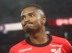 "Tudo mentira", diz Leozinho sobre rumores de saída do Athletico-PR
