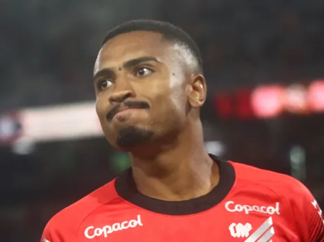 "Tudo mentira", diz Leozinho sobre rumores de saída do Athletico-PR