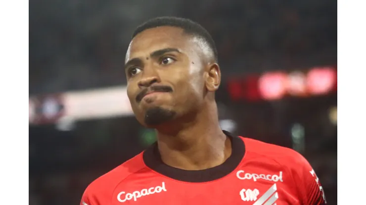 Leozinho durante confronto contra o Foz do Iguaçu no Campeonato Paranaense de 2026.
