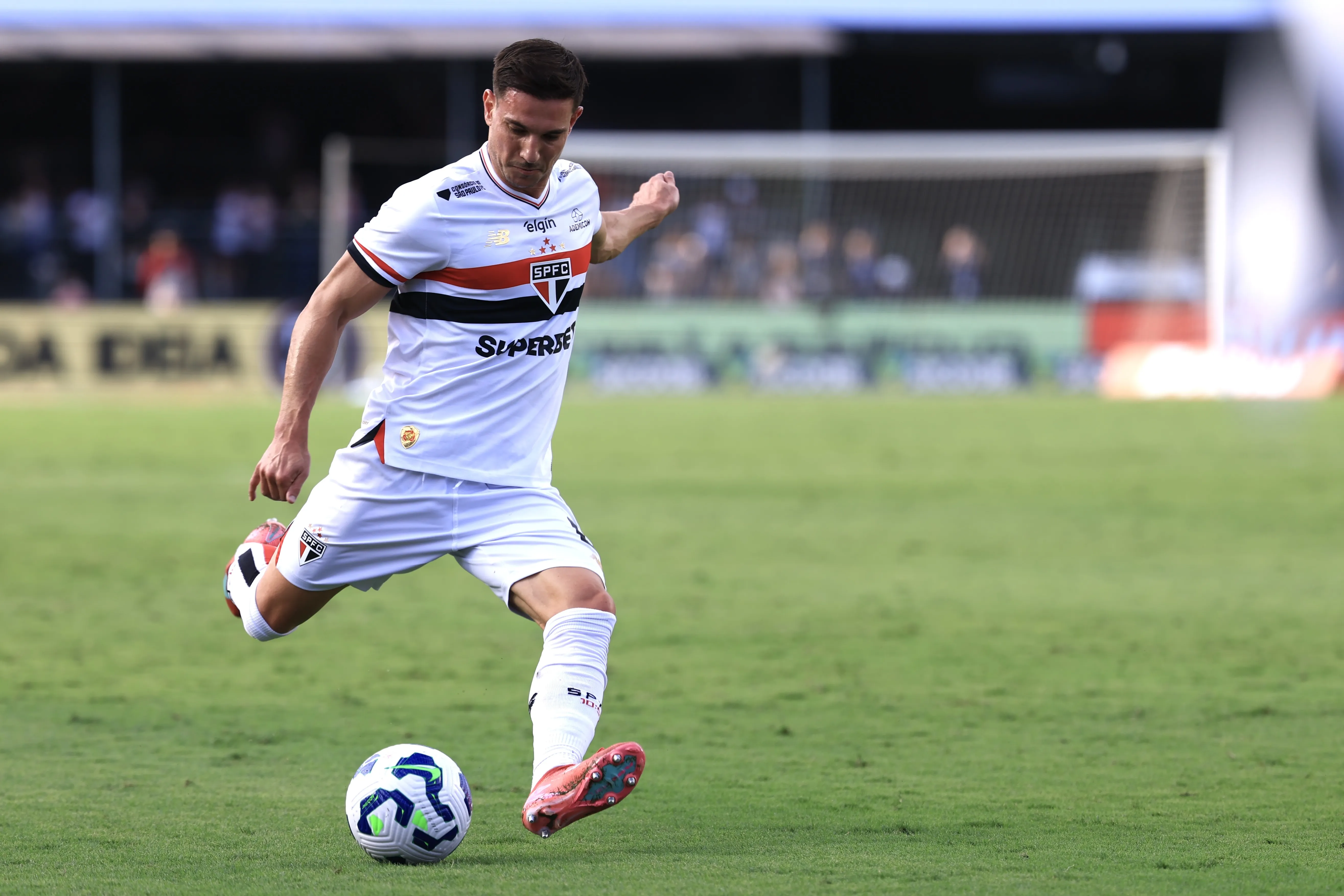 Cedric Soares atuando no São Paulo – Foto: Marcello Zambrana/AGIF