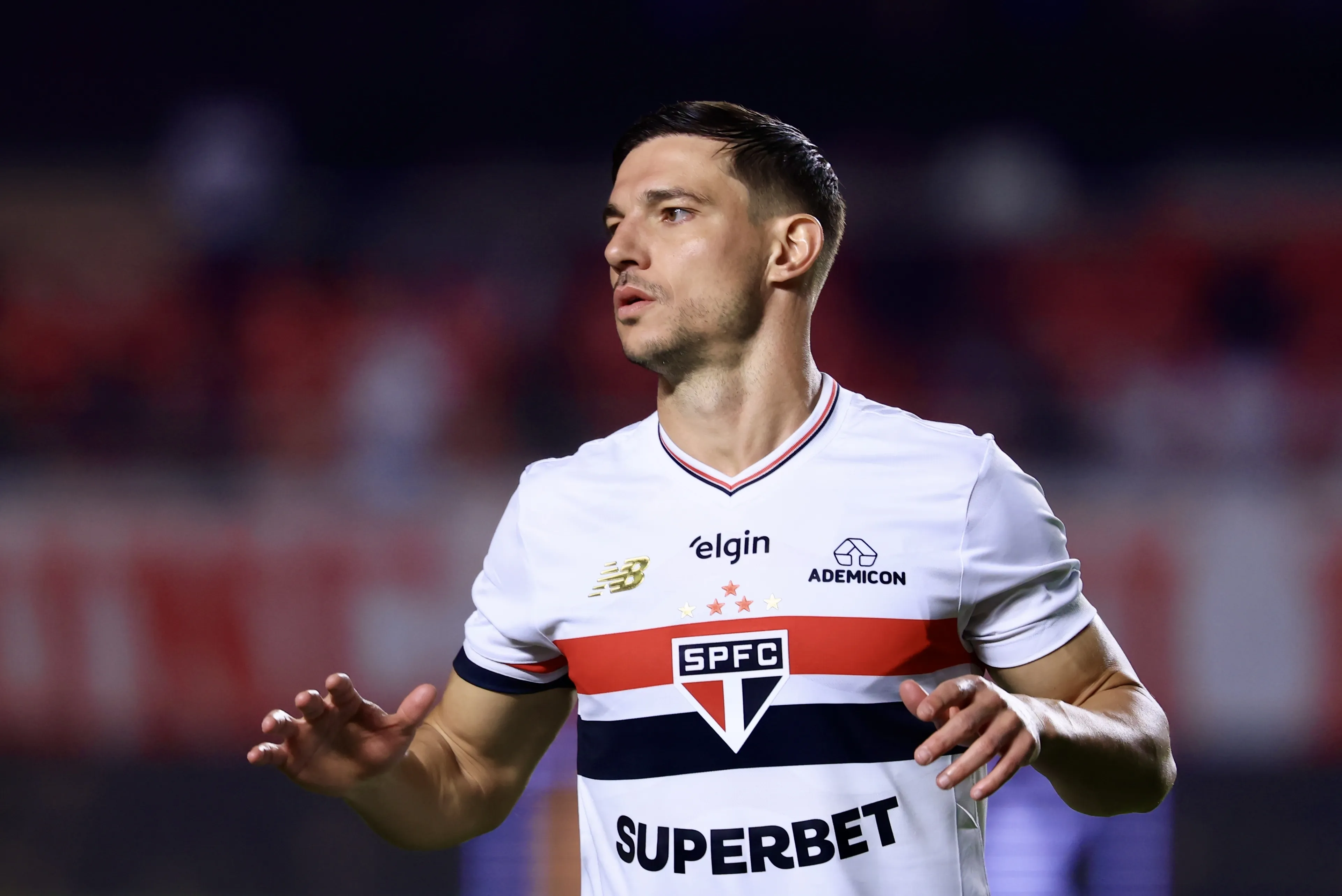Cédric Soares durante partida contra o Athletico-PR no Morumbis pela Copa Do Brasil 2025. Foto: Marcello Zambrana/AGIF.