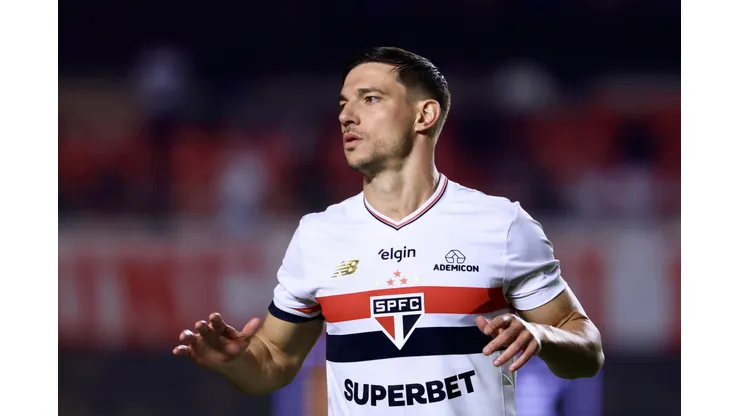 SP - SAO PAULO - 31/07/2025 - COPA DO BRASIL 2025, SAO PAULO X ATHLETICO-PR - Cedric Soares jogador do Sao Paulo durante partida contra o Athletico-PR no estadio Morumbi pelo campeonato Copa Do Brasil 2025. Foto: Marcello Zambrana/AGIF