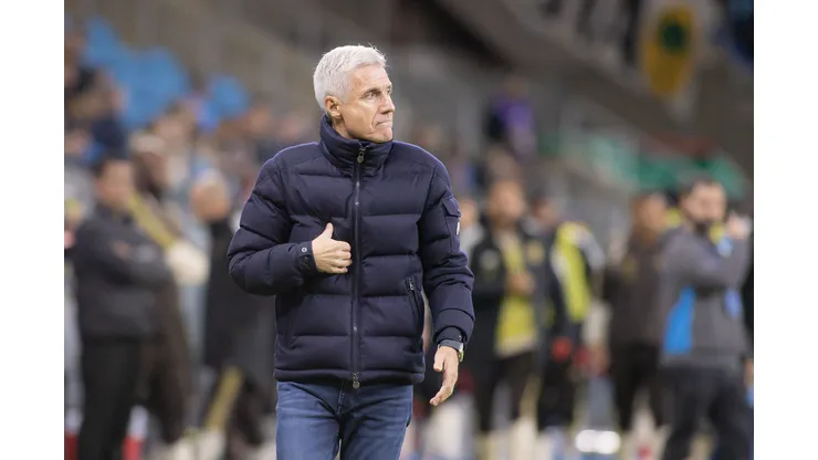 RS - PORTO ALEGRE - 10/05/2026 - BRASILEIRO A 2026, GREMIO X FLAMENGO - Luis Castro tecnico do Gremio durante partida contra o Flamengo no estadio Arena do Gremio pelo campeonato Brasileiro A 2026. Foto: Maxi Franzoi/AGIF