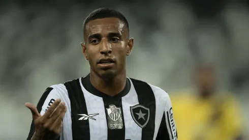 Victor Sa jogador do Botafogo durante partida contra o Madureira no estadio Engenhao pelo campeonato Carioca 2024. Foto: Jorge Rodrigues/AGIF