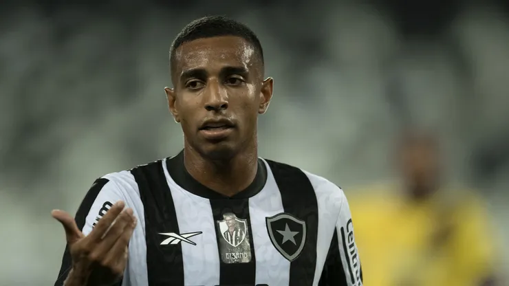 Victor Sa jogador do Botafogo durante partida contra o Madureira no estadio Engenhao pelo campeonato Carioca 2024. Foto: Jorge Rodrigues/AGIF