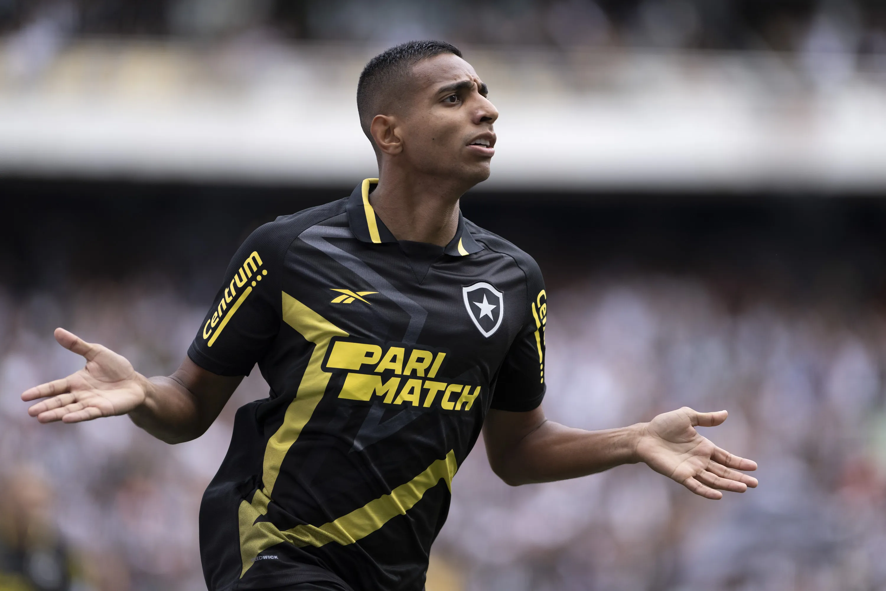 Victor Sa jogador do Botafogo comemora seu gol anulado durante partida contra o Vasco no estadio Engenhao pelo campeonato Carioca 2024. Foto: Jorge Rodrigues/AGIF
