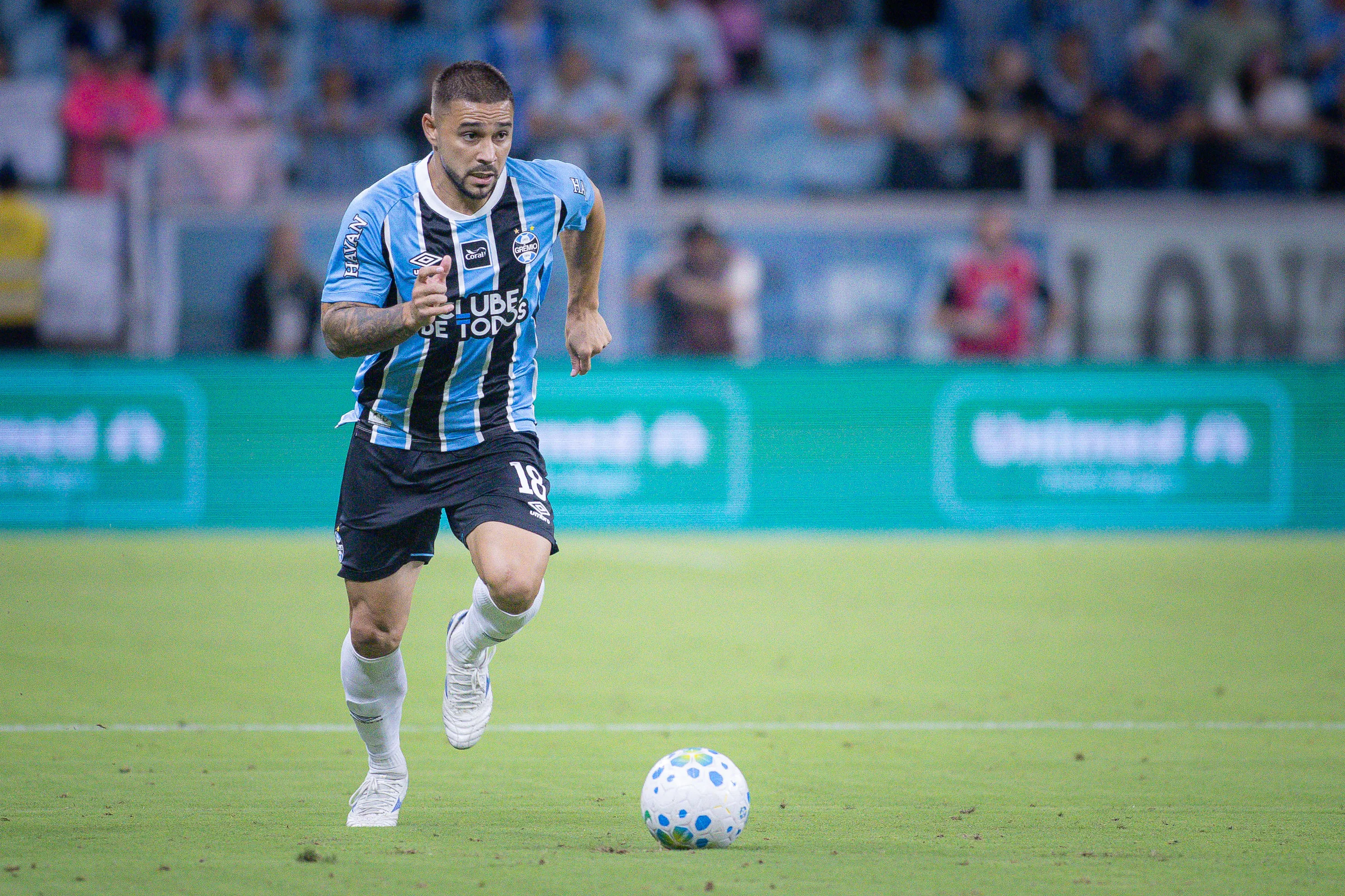 João Pedro atuando no Grêmio – Foto: Maxi Franzoi/AGIF