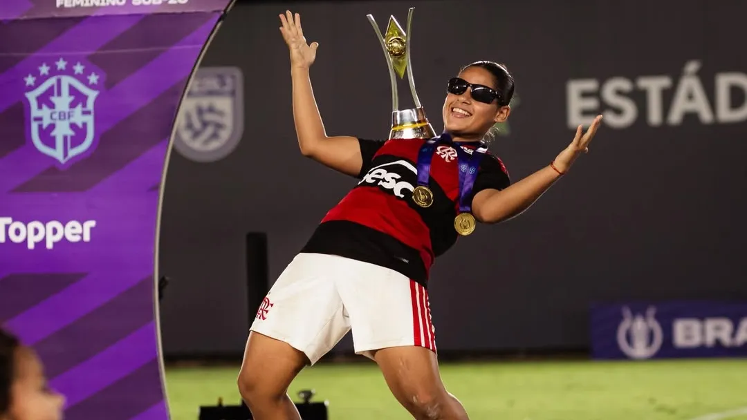Emilly com a taça do Brasileirão Feminino Sub-20 conquistado pelo Flamengo - Foto: Redes Sociais/Flamengo