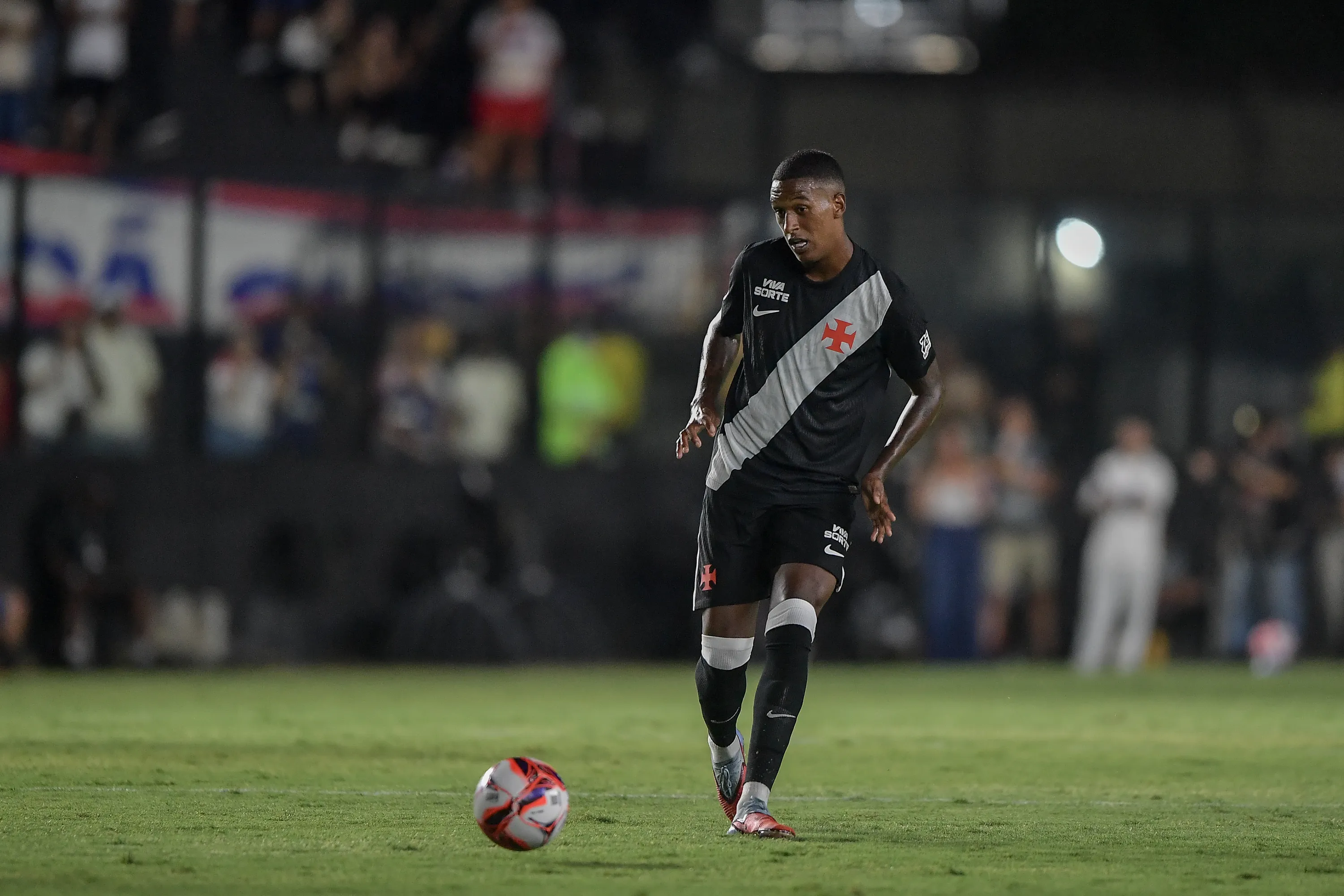 Robert Renan, jogador do Vasco, durante partida contra o Maricá  – Foto: Thiago Ribeiro/AGIF