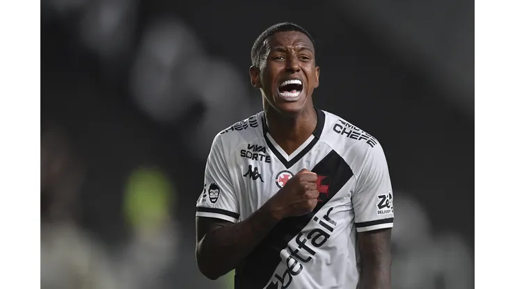 RJ - RIO DE JANEIRO - 05/10/2025 - BRASILEIRO A 2025, VASCO X VITORIA - Robert Renan jogador do Vasco durante partida contra o Vitoria no estadio Sao Januario pelo campeonato Brasileiro A 2025. Foto: Thiago Ribeiro/AGIF