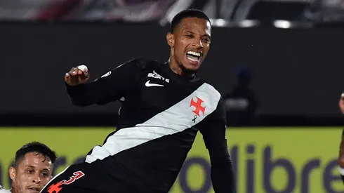 Tchê Tchê pelo Vasco em partida da Sul-Americana. (Photo by Christian Alvarenga/Getty Images)