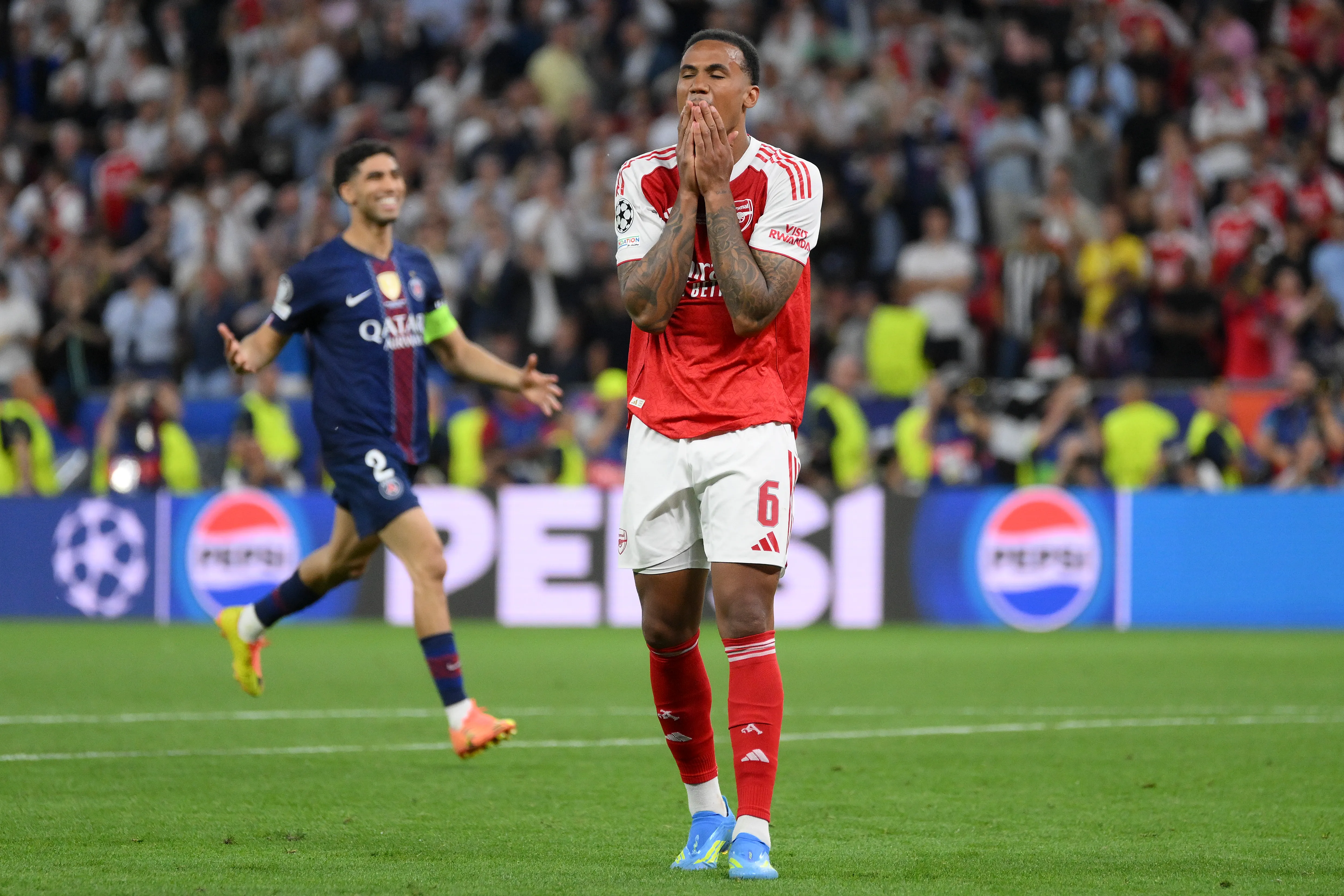 Gabriel Magalhães após perder pênalti na final da Champions League 2025/26. (Photo by David Ramos/Getty Images)