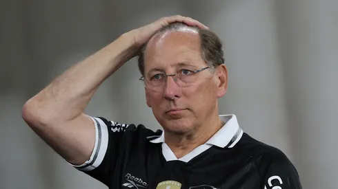O presidente do Botafogo, John Textor, observa o jogo entre Botafogo e Corinthians, válido pelo Brasileirão 2025, no Estádio Olímpico Nilton Santos, em 26 de julho de 2025, no Rio de Janeiro, Brasil. (Foto de Wagner Meier/Getty Images)