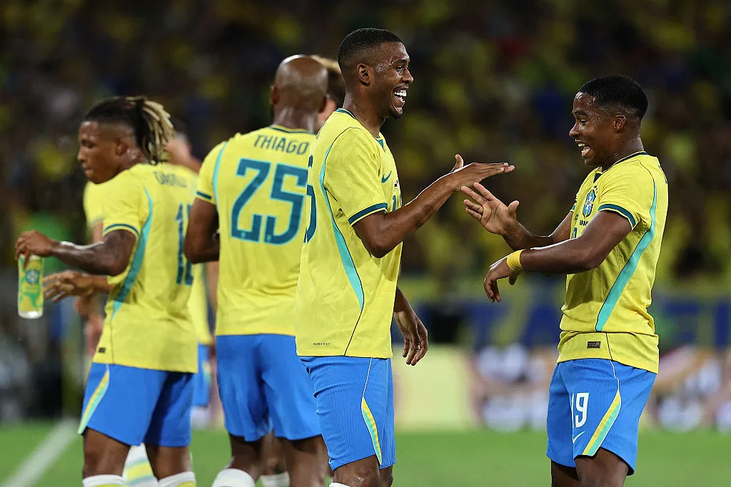 Rayan comemora o seu gol marcado pela Seleção Brasileira ao lado de Endrick. (Photo by Wagner Meier/Getty Images)