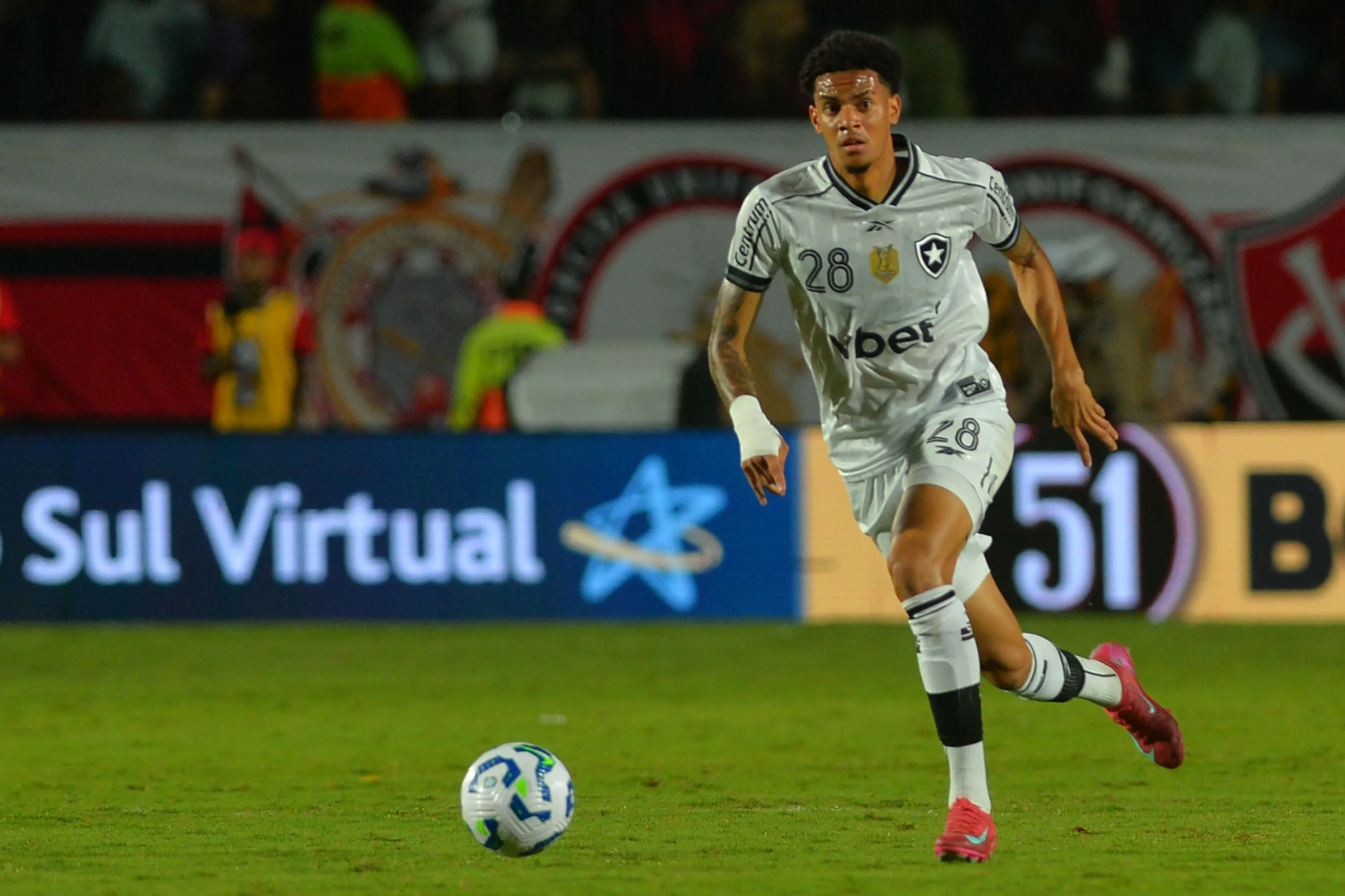 Newton atuando no Botafogo em 2025 – Foto: Walmir Cirne/AGIF