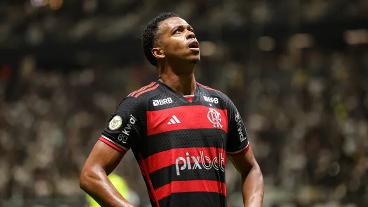 Carlinhos jogador do Flamengo comemora seu gol durante partida contra o Atletico-MG no estadio Arena MRV pelo campeonato Brasileiro A 2024. Foto: Gilson Lobo/AGIF
