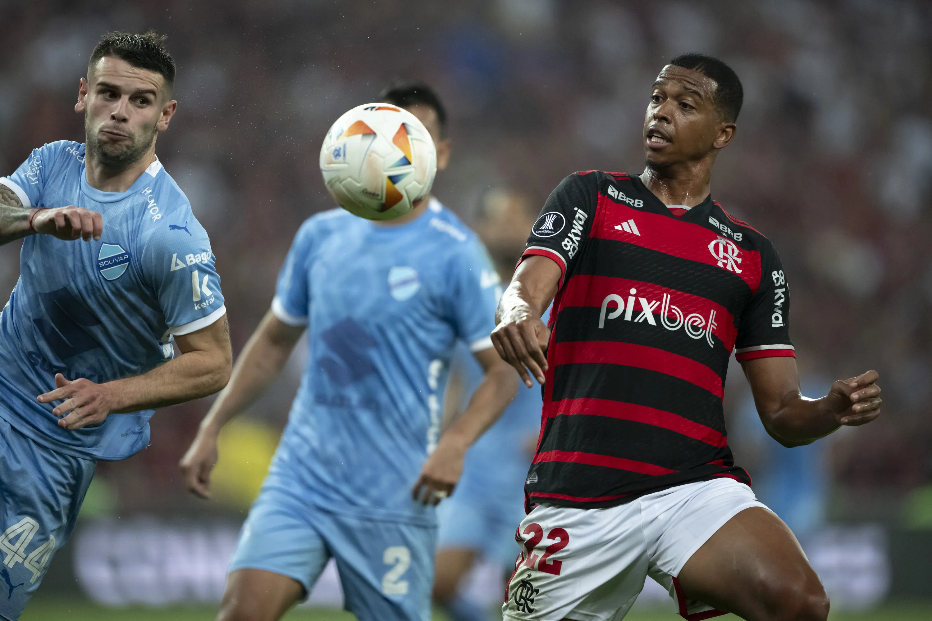 RJ – RIO DE JANEIRO – 15/08/2024 – COPA LIBERTADORES 2024, FLAMENGO X BOLIVAR – Carlinhos jogador do Flamengo durante partida contra o Bolivar no estadio Maracana pelo campeonato Copa Libertadores 2024. Foto: Jorge Rodrigues/AGIF
