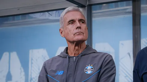 Luis Castro tecnico do Gremio durante partida contra o Corinthians no estadio Arena do Gremio pelo campeonato Brasileiro A 2026. Foto: Maxi Franzoi/AGIF