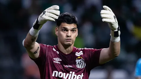 Gabriel Brazao goleiro do Santos durante partida contra o Palmeiras no estadio Arena Allianz Parque pelo campeonato Brasileiro A 2026. Foto: Ettore Chiereguini/AGIF