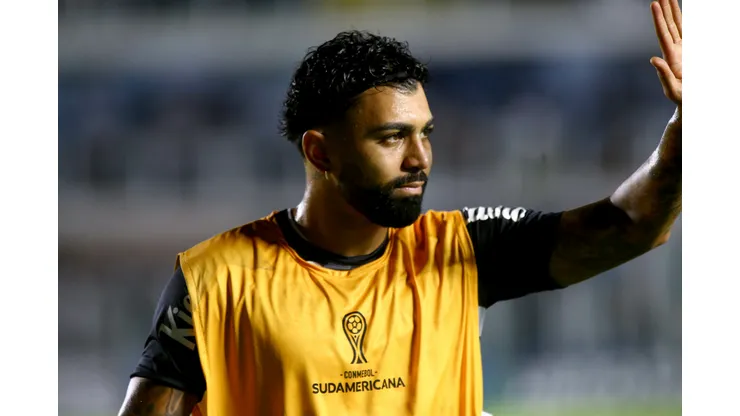 Gabigol jogador do Santos durante aquecimento antes da partida contra o Deportivo Recoleta no estadio Vila Belmiro pelo campeonato Copa Sul-Americana 2026. Foto: Mauricio De Souza/AGIF