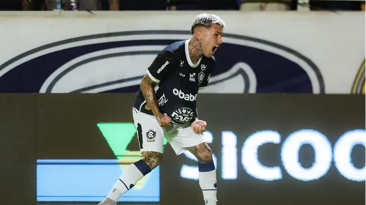 Diego Hernandez jogador do Remo comemora seu gol durante partida contra o Athletic Club no estadio Baenao pelo campeonato Brasileiro B 2025. Foto: Fernando Torres/AGIF