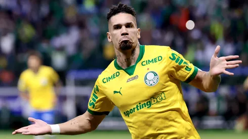 Paulinho jogador do Palmeiras comemora seu gol durante partida contra o Chapecoense no estadio Nubank Arena pelo campeonato Brasileiro A 2026.