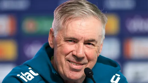O técnico Carlo Ancelotti atende à imprensa durante uma coletiva da seleção brasileira de futebol no centro de treinamento Granja Comary, em Teresópolis, Brasil, em 30 de maio de 2026. (Foto de Buda Mendes/Getty Images)