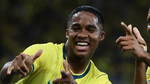 Endrick comemora gol com Danilo. (Foto de Wagner Meier/Getty Images)