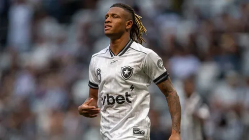 Danilo jogador do Botafogo durante partida contra o Atletico-MG no estadio Arena MRV pelo campeonato Brasileiro A 2026. Foto: Fernando Moreno/AGIF