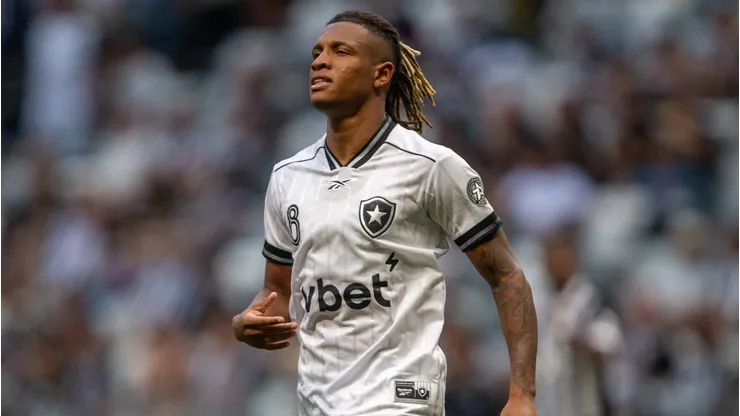 Danilo jogador do Botafogo durante partida contra o Atletico-MG no estadio Arena MRV pelo campeonato Brasileiro A 2026. Foto: Fernando Moreno/AGIF