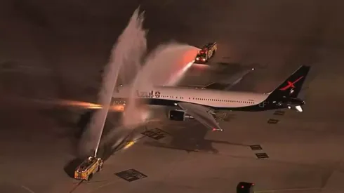 Avião da Seleção Brasileira passando pelo 'batismo' no Brasil. Foto: Reprodução/CazéTV